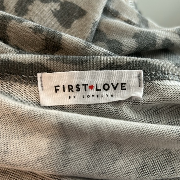 NWOT. Woman’s v-neck dolman sleeve t-shirt in grey predator print pattern. - Picture 8 of 9